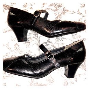 Aerosoles black low heel